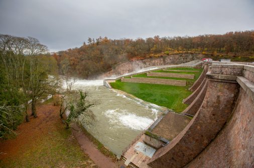 Gestion de l'eau : vue du barrage-réservoir de Pont-et-Massène - Photo : VNF