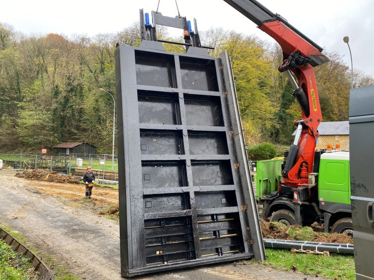 Remise des portes aval écluse 4 Saint-Aignan Canal des Ardennes Contrat de Canal des Ardennes
