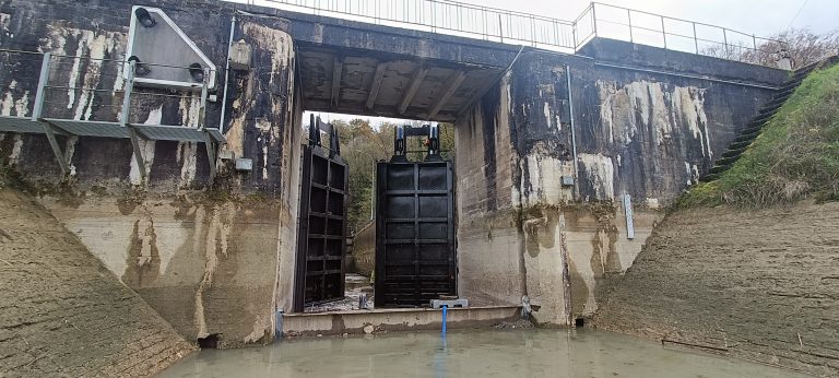 Remise des portes aval de l'écluse n°4 de Saint-Aignan, canal des Ardennes