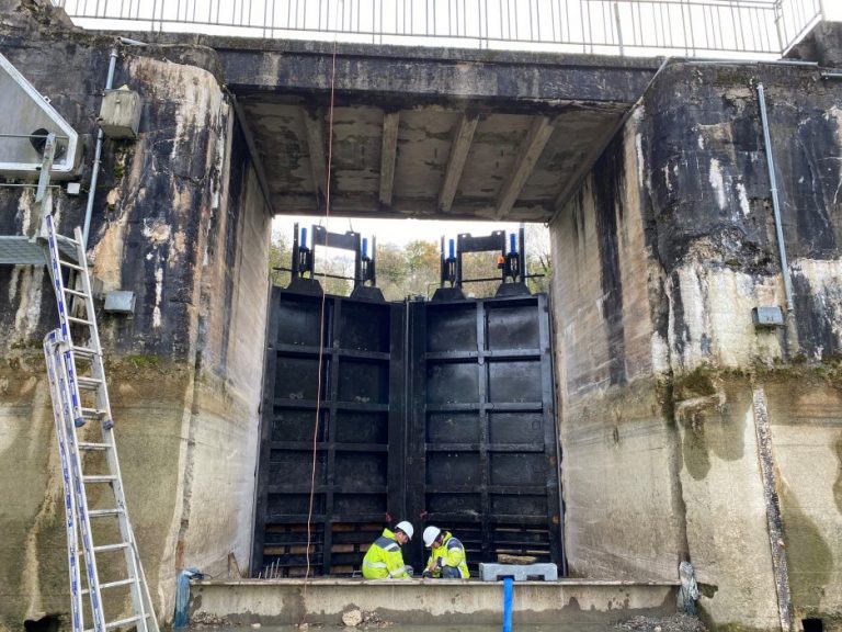 Remise des portes aval de l'écluse n°4 de Saint-Aignan, canal des Ardennes