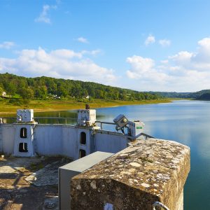 Région Grand-Est : restaurer le barrage de la Mouche, un ouvrage au cœur d’enjeux écologiques sur son territoire, entre gestion de l’alimentation en eau et biodiversité. 
